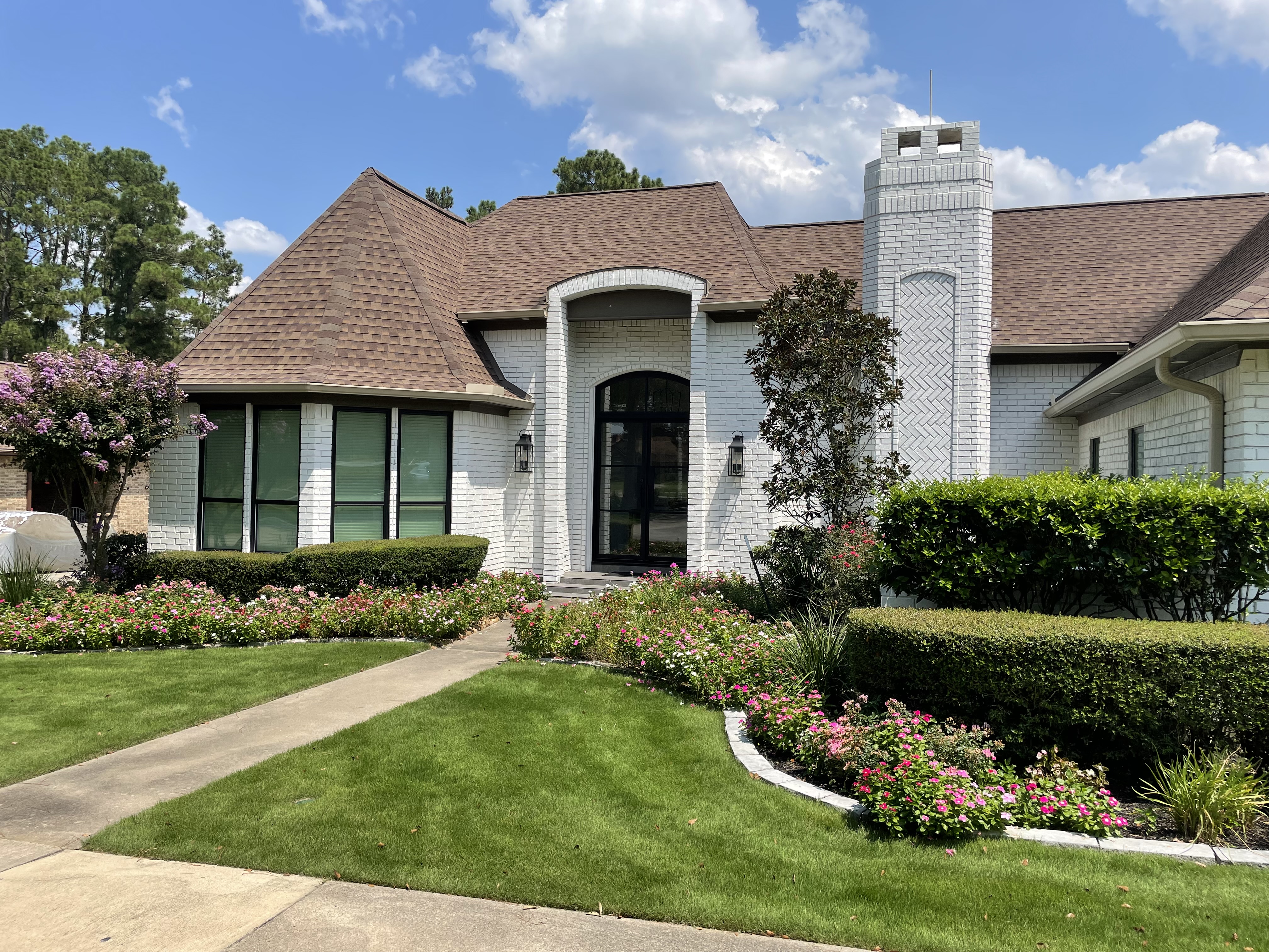 Front yard landscape with crepe myrtle and sculpted hedges, Tomball TX — New Yards Landscaping
