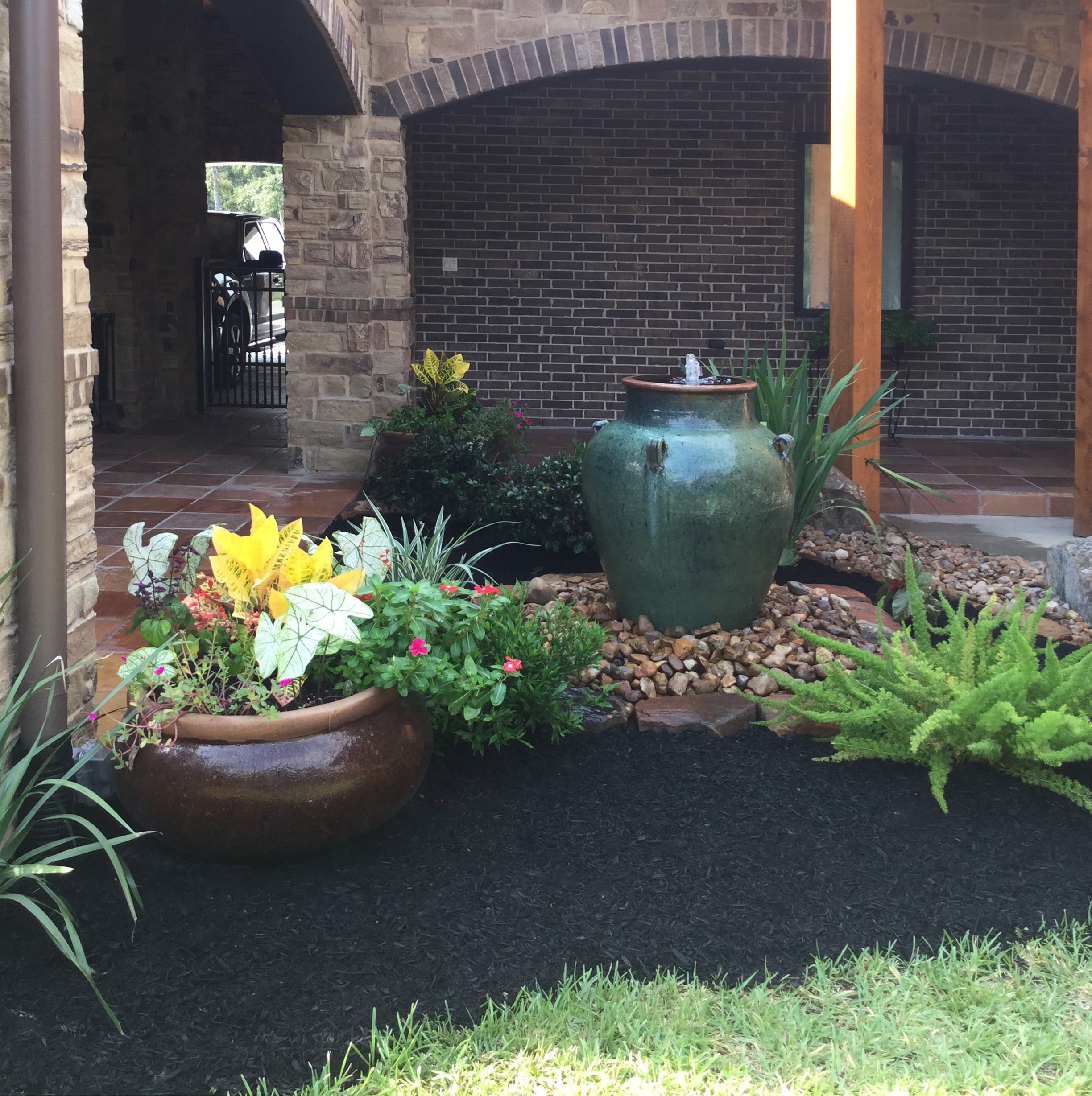 Courtyard garden with water feature, Montgomery TX — New Yards Landscaping